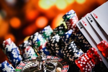 Live dealer releasing the ball during the spin phase Live dealer spin action
